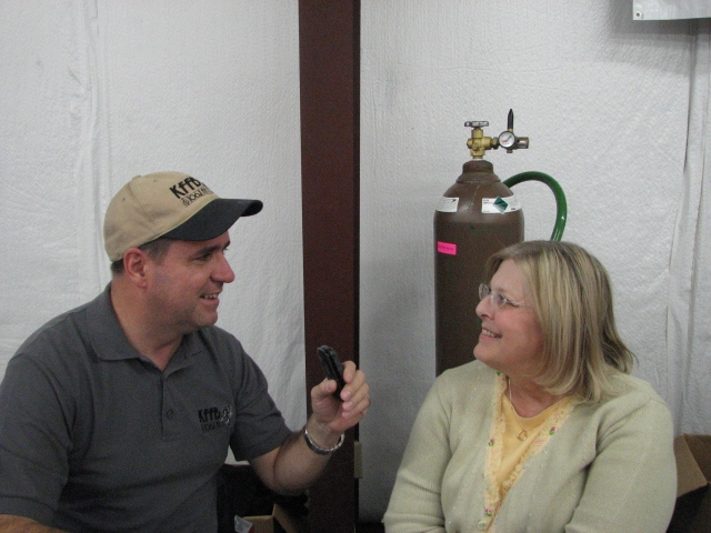 (Above) Bob Connell talks with Dr Taylor from Mountain View